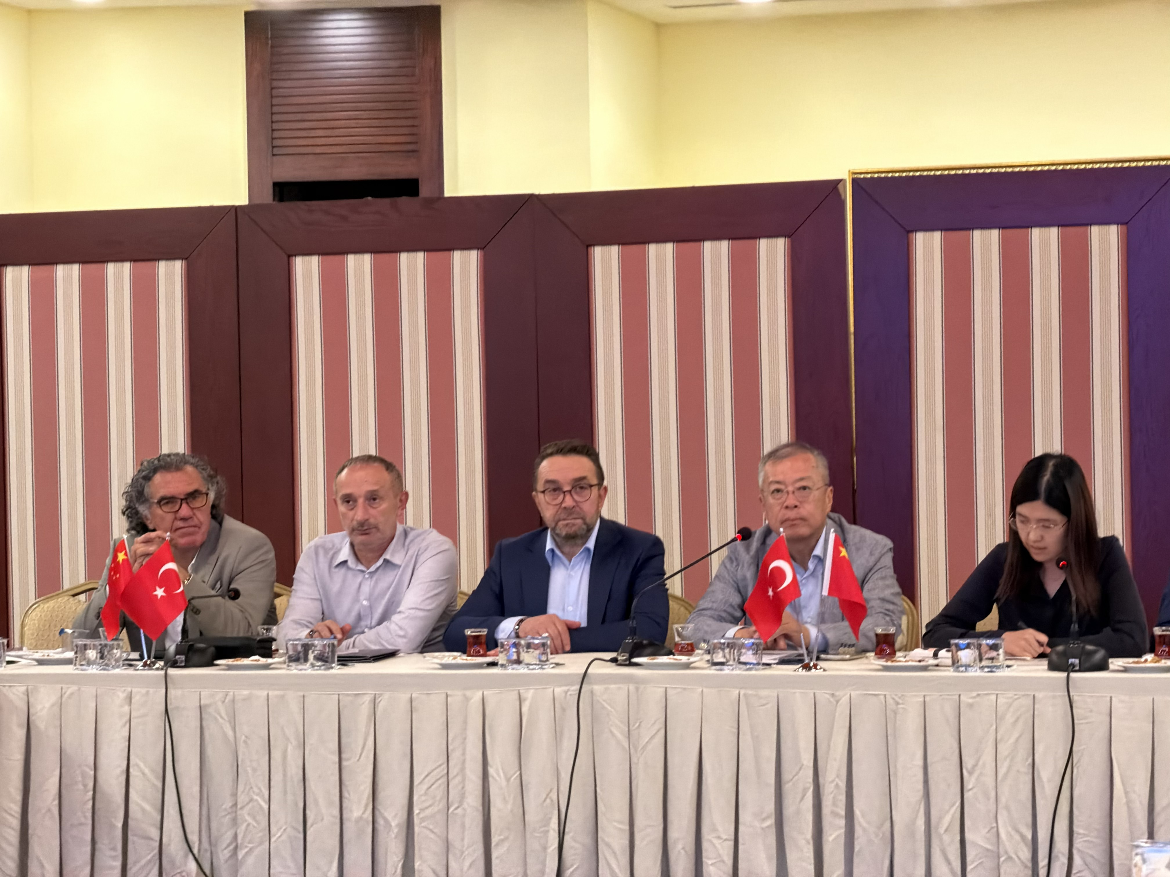 Çinli İş İnsanları Heyetinden Rize Ticaret Borsası ve Çay Çarşısı’na Ziyaret